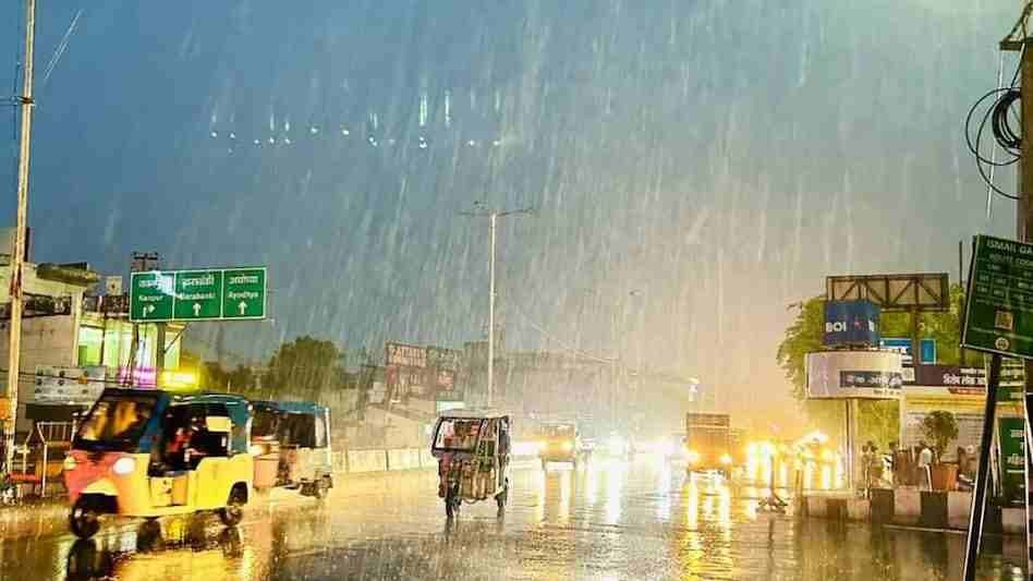 UP Weather Today: यूपी में मॉनसून एक्टिव, 40 जिलों में भारी बारिश का अलर्ट, बिजली गिरने की चेतावनी
